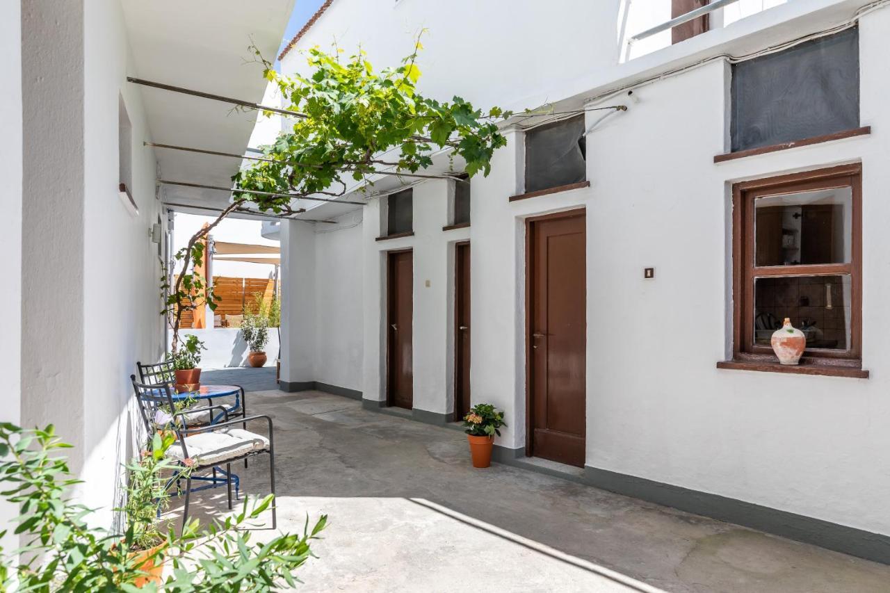 Uncle John'S Guesthouse Skopelos Buitenkant foto